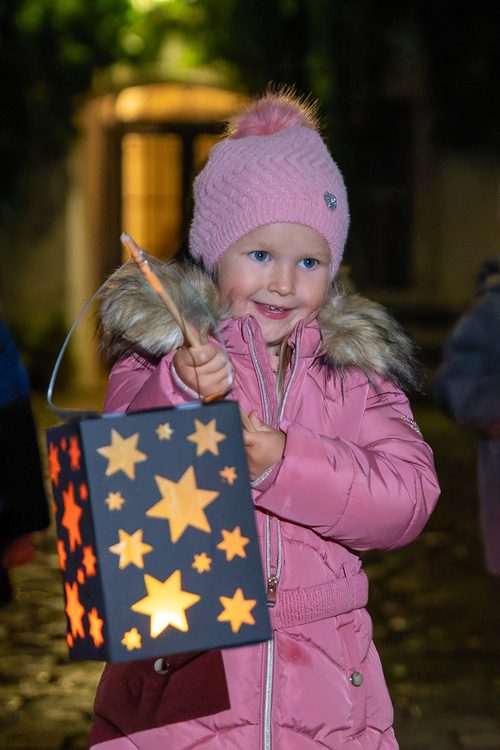 Martin ist der erste christliche Heilige, der als Nicht-Märtyrer zur Ehre der Altäre erhoben wurde. In der Tradition steht der heilige Martin von Tours für Frieden und Solidarität mit Randgruppen. Er ist der Patron der Bettler, der Geächteten, Kriegs