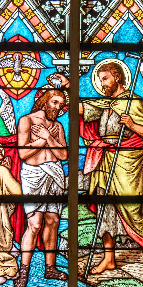 Christus lässt sich durch Johannes taufen und wird durch Gott als sein geliebter Sohn offenbart. Lazaristenkirche.