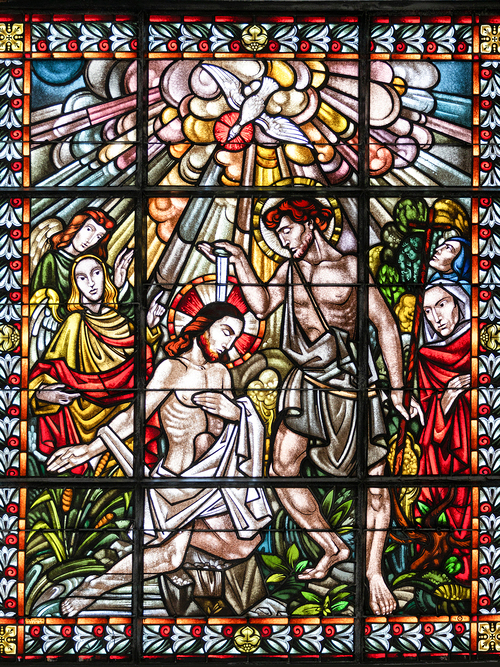 Christus lässt sich durch Johannes taufen und wird durch Gott als sein geliebter Sohn offenbart.  Pfarre Pfarre Schmelz 'Zum Hl. Geist'.