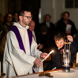 Friedenslicht in Wien angekommen / Erzdiözese Wien/ Schönlaub, Stephan Schönlaub