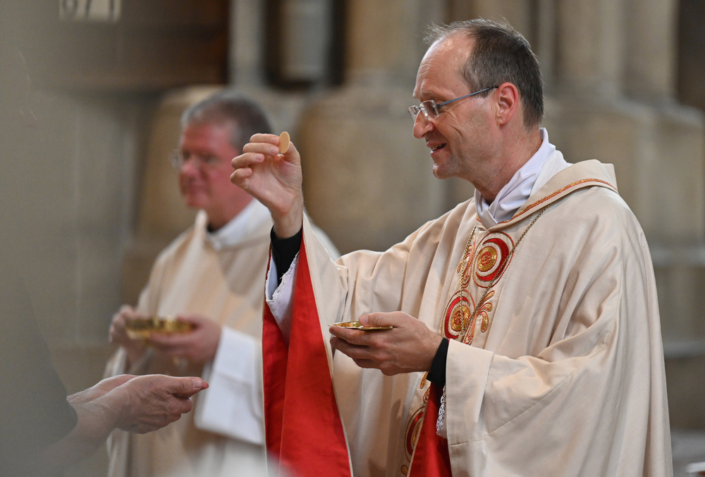 Weihbschof Stephan Turnovszky spendet die Kommunion.