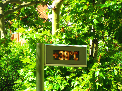 39 degrees celsius in the city / iStock/Natalia SO 39 degrees celsius of temperature in the city Madrid . Spain