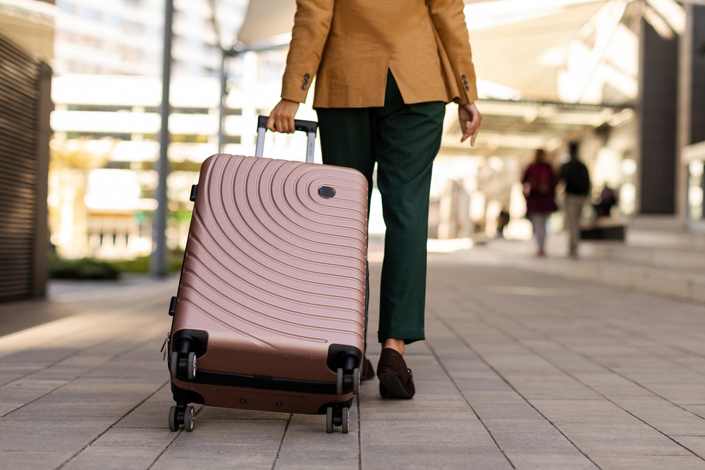 Frau mit Trolley